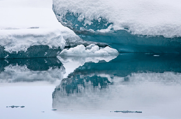 Icebergs floating on Jökulsárlón (5)