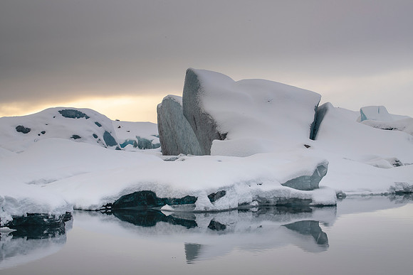 Icebergs floating on Jökulsárlón (1)