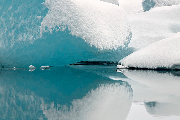 Icebergs floating on Jökulsárlón (3)