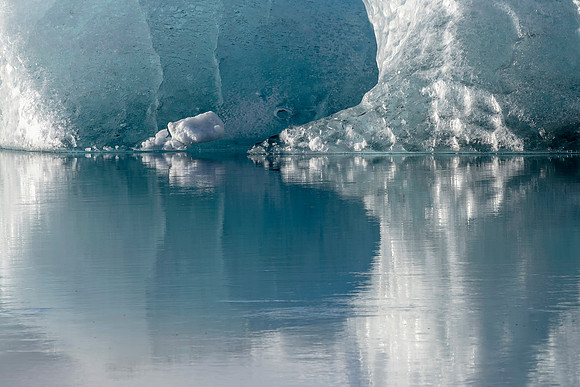 Icebergs floating on Jökulsárlón (4)