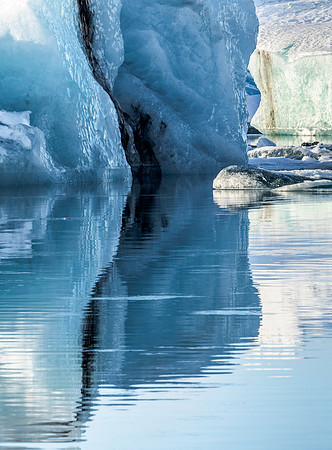 Icebergs floating on Jökulsárlón (6)